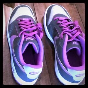 Women’s Nike shoe